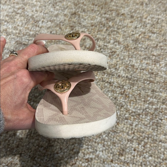 Michael Kors Blush Pink Signature Logo Flip Flop Sandals Size 8 - Picture 10 of 11